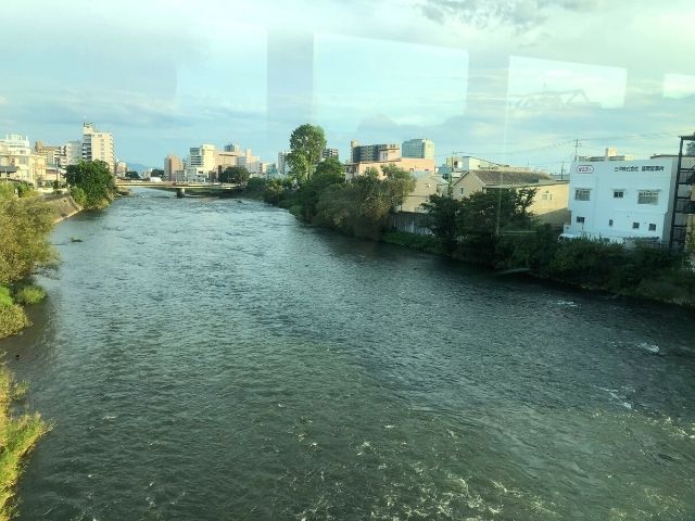 盛岡駅到着前、車窓から見える北上川