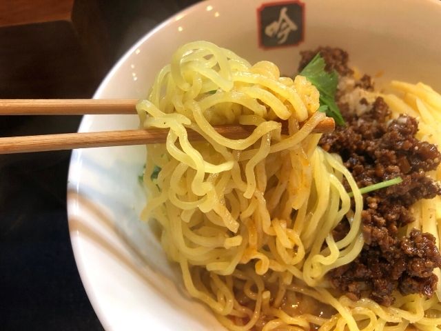 中細ストレートの黄色い麺