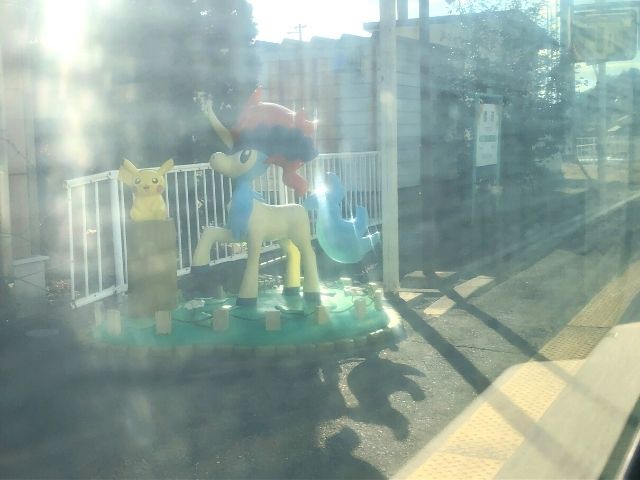 摺沢駅ホームに建つポケモンの像