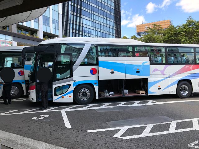 仙台駅東口に停車中のシャトルバス