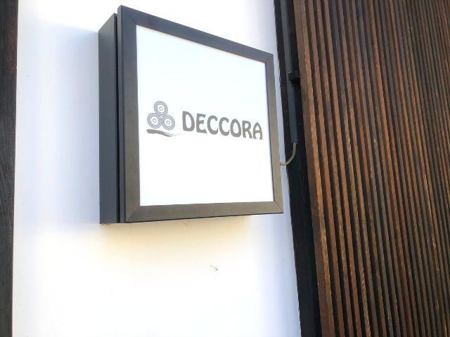 DECCORAのロゴ