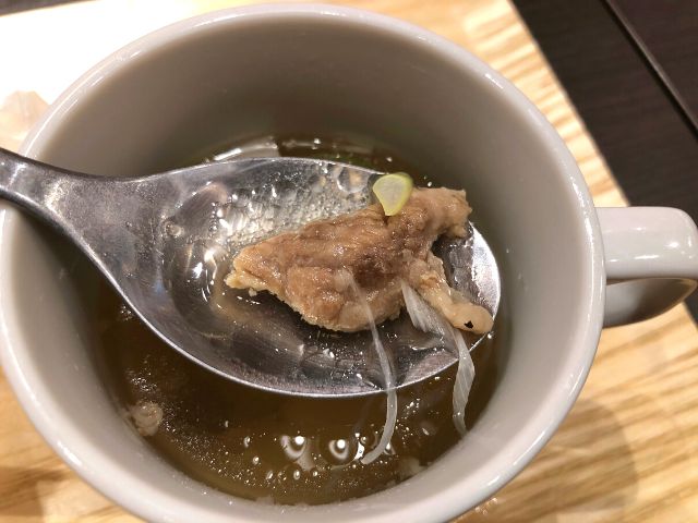 スープの中に入っている牛肉