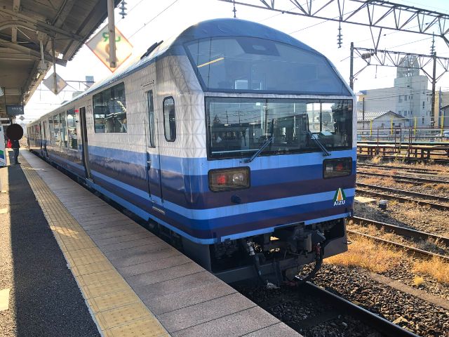 会津若松駅5番線ホームに停車中のお座トロ展望列車