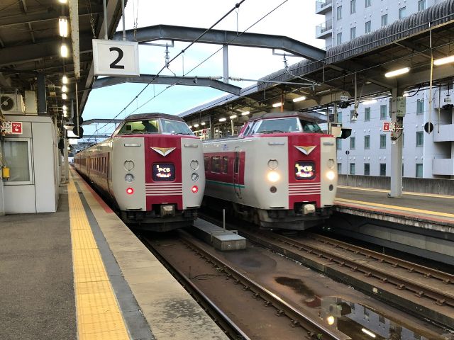 出雲市駅に停車する特急やくも