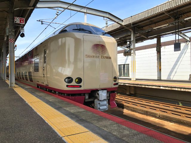 出雲市駅に停車中のサンライズ