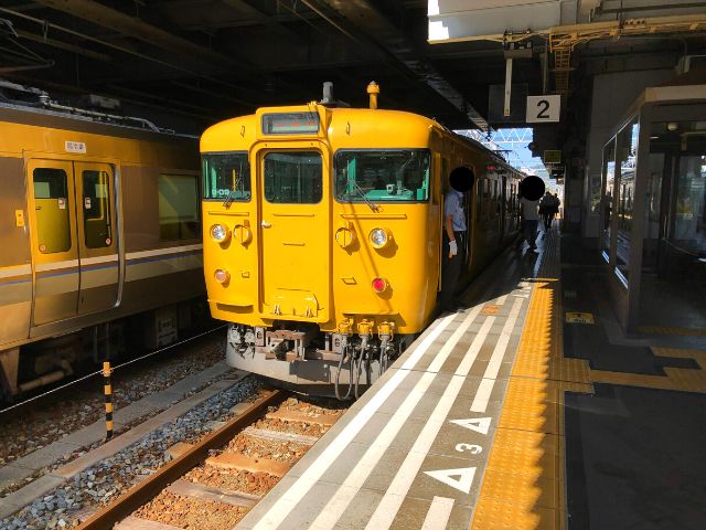 播州赤穂駅に停車中の115系