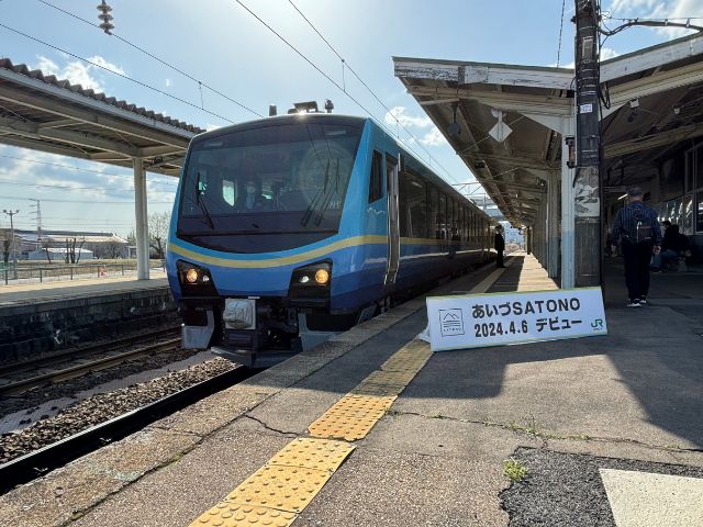 喜多方駅の1番線ホームに停車するあいづSATONO