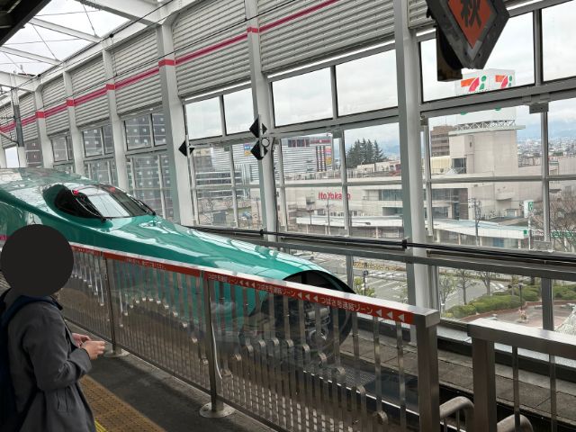 福島駅に到着した併結するやまびこ号