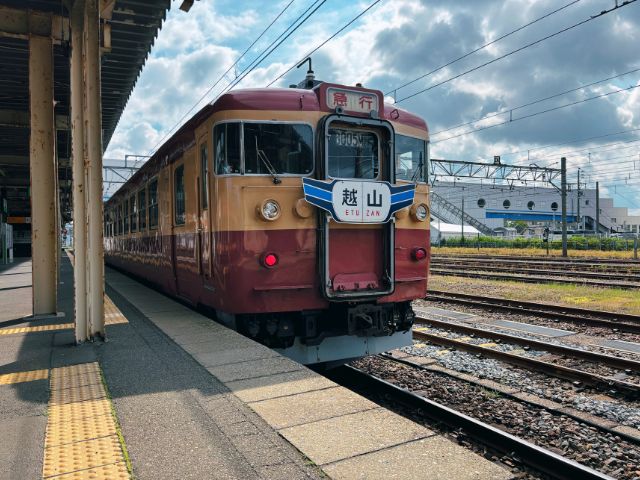 直江津駅に停車中の観光急行