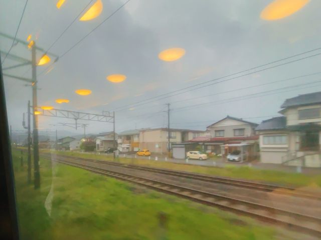 直江津駅出発後にえちごトキめき鉄道日本海ひすいラインと分岐