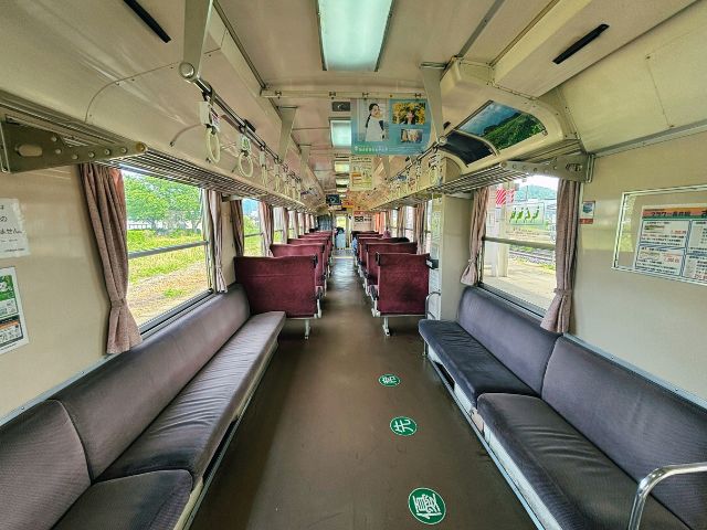 フラワー長井線の車内