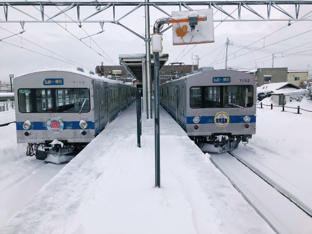 黒石駅に停車する弘南鉄道弘南線