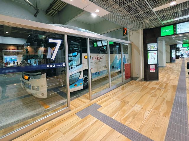 7番線にバスが到着