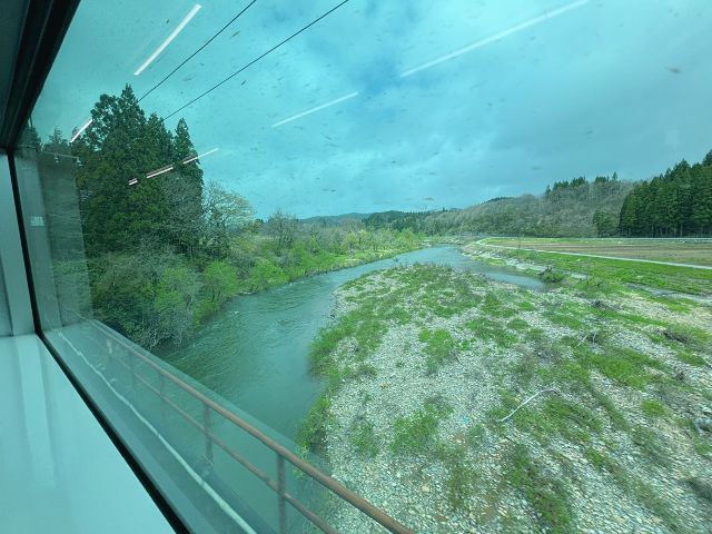 真室川を渡る