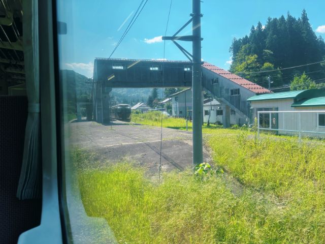 五十島駅で列車の行き違いに