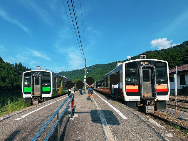 会津川口駅で列車の行き違い
