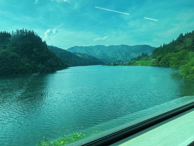 会津川口駅付近で只見川と並走
