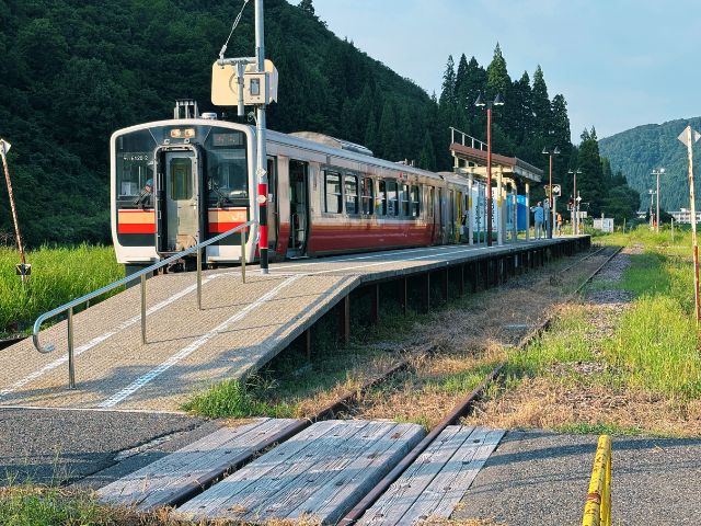 只見駅に停車中の只見線