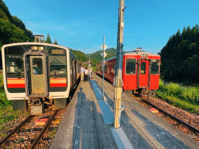 大白川駅で列車の行き違い