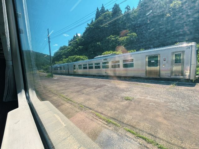 徳沢駅で列車の行き違いに