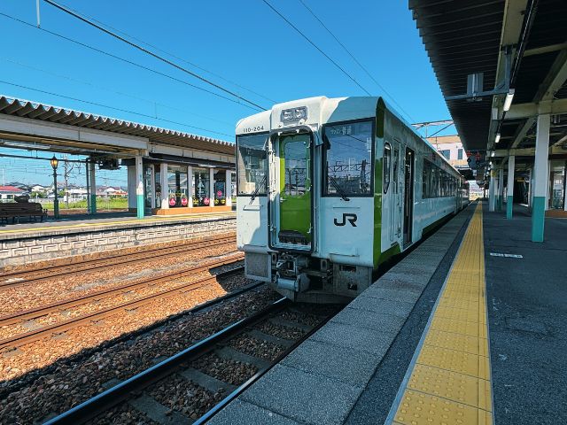 新津駅に停車中の磐越西線キハ110