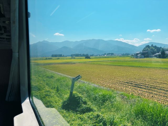 田園風景と険しい山脈