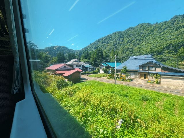 豊実駅周辺には民家も
