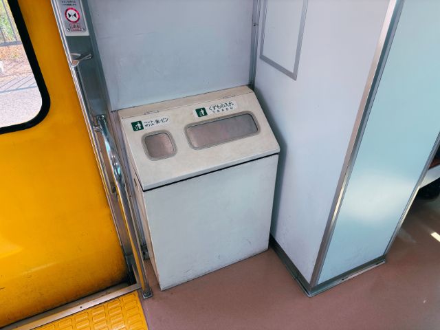 車内に設置されたごみ箱