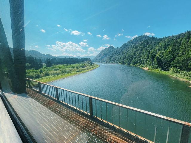 阿賀野川と交差