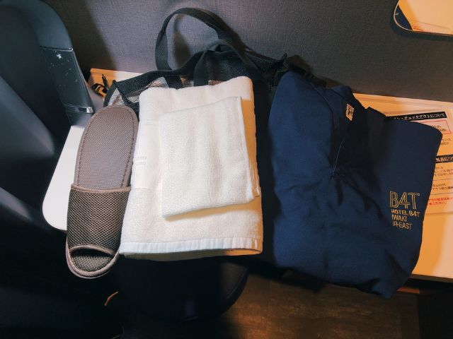 キャビンルームに備え付けの館内着・タオル・スリッパ