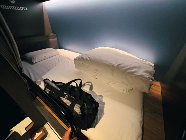 キャビンルームのベッド