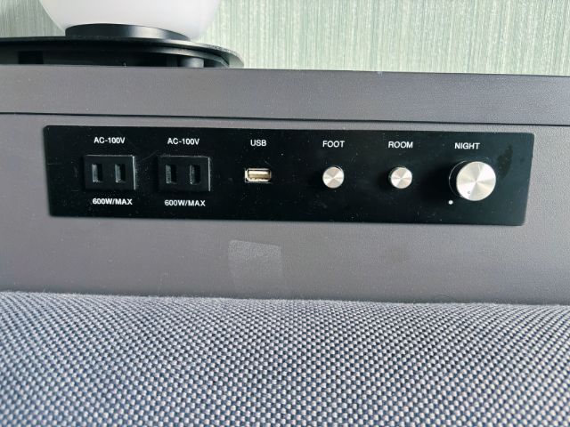 シングルルームは枕元にコンセントがある