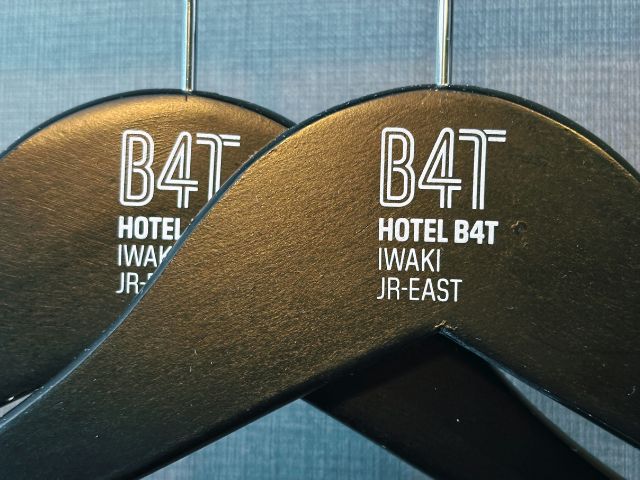 ロゴマーク付きのハンガー