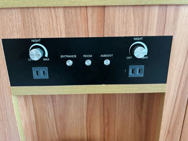 枕元のコンセントと照明を調節するノブ・ボタン