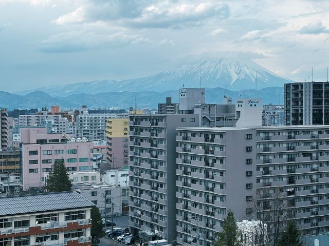 窓からは岩手山を眺められる