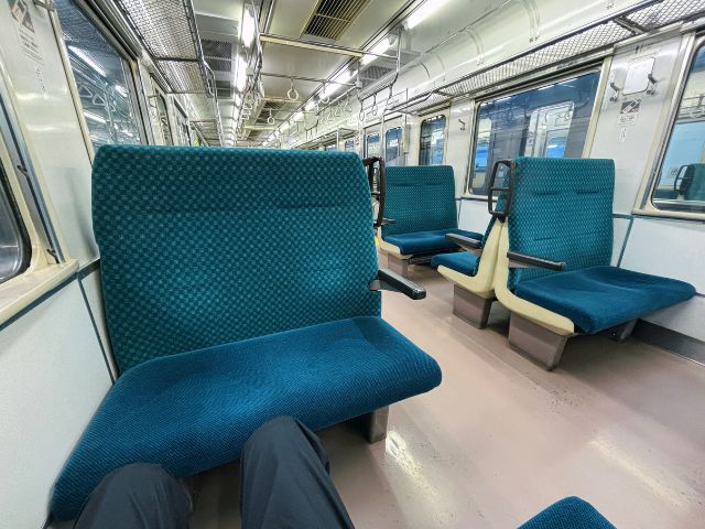 211系のボックスシートに着席した様子