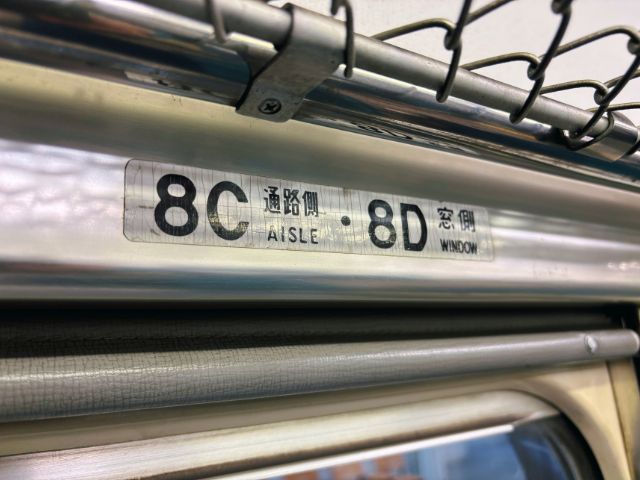 211系の車内に書かれた座席番号