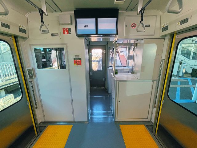 HB-E220の運転台付近
