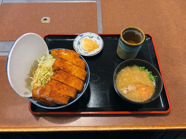 お得ソースカツ丼を注文