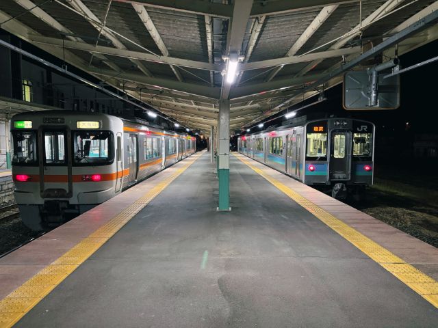夜の辰野駅ホーム