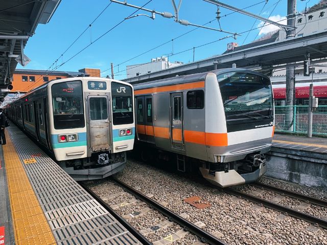 大月駅で並ぶ中央本線の211系とE233系