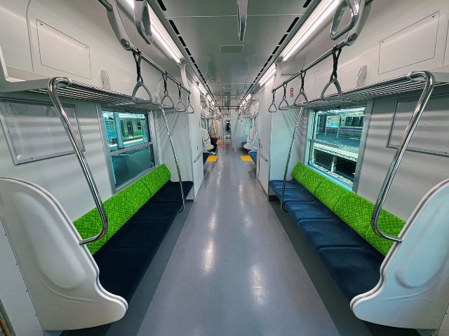 新型車両となった快速はまゆりの車内