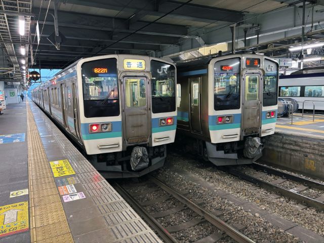 松本駅ホームに並ぶ211系