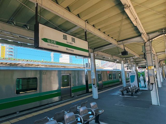 盛岡駅に停車中のHB-E220