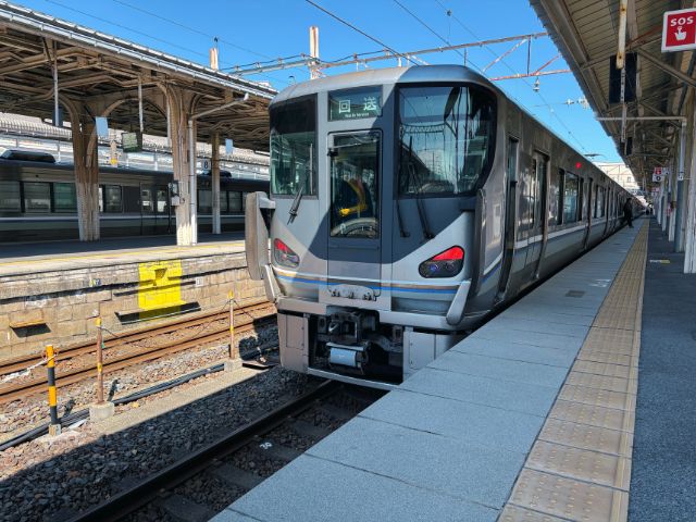 米原駅に停車中の新快速225系