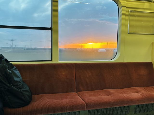 車内から日の出を眺める