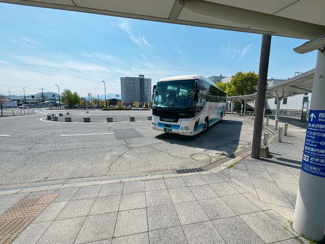 バスが米沢駅に到着