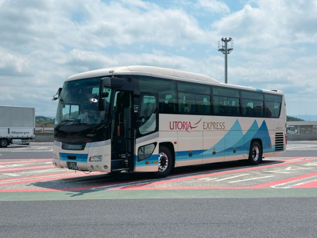 国見サービスエリアに停車中の高速バス仙台～米沢線