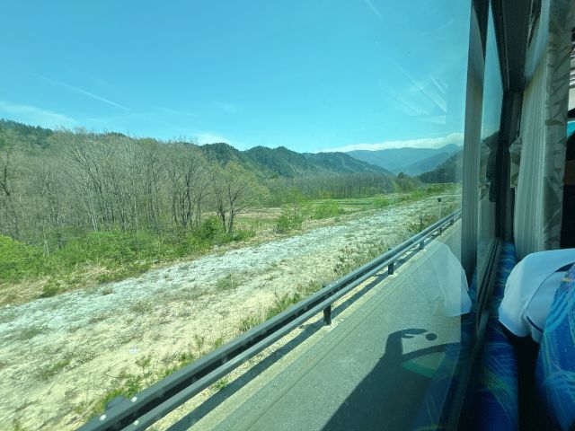 東北中央自動車道を走行